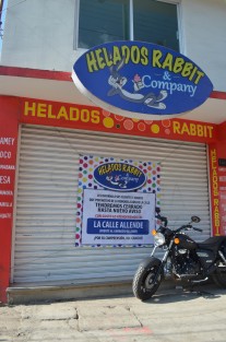 Los comercios de la Avenida Rébsamen se encuentran en crisis debido a las obras de rehabilitación del sistema de drenaje y pavimento de la misma, las ventas de por sí eran escasas y ahora se han perdido, por lo que están en riesgo de cerrar o despedir empleados. 
