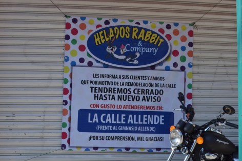 Los comercios de la Avenida Rébsamen se encuentran en crisis debido a las obras de rehabilitación del sistema de drenaje y pavimento de la misma, las ventas de por sí eran escasas y ahora se han perdido, por lo que están en riesgo de cerrar o despedir empleados. 