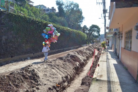 Los comercios de la Avenida Rébsamen se encuentran en crisis debido a las obras de rehabilitación del sistema de drenaje y pavimento de la misma, las ventas de por sí eran escasas y ahora se han perdido, por lo que están en riesgo de cerrar o despedir empleados. 