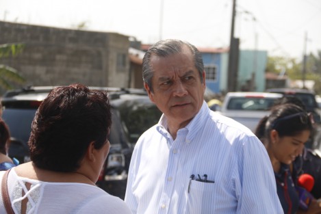 El secretario de Educación, Enrique Pérez, dijo que el Operativo Mochila se encuentra dentro de la ley, ya que se realiza sólo a petición y con autorización de padres de familia, ya que se garantiza el respeto a los derechos de los estudintes.