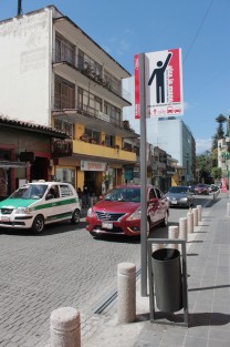 La remodelación de la  avenida Ignacio Zaragoza, fue contemplada para favorecer al peatón, sin embargo algunos automovilistas no lo respetan y algunos peatones se quedan con la mano levantada. 