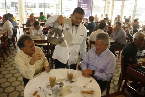 El gobernador de Veracruz, Miguel Ángel Yunes Linares, desayunó con el director general del INFONAVIT, David Penchyna. Posteriormente sostendrán una gira de trabajo por los municipios de Medellín, Boca del Río y Veracruz. 
