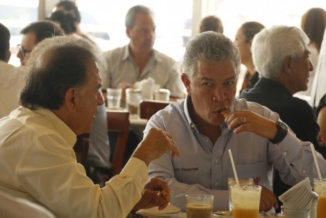 El gobernador de Veracruz, Miguel Ángel Yunes Linares, desayunó con el director general del INFONAVIT, David Penchyna. Posteriormente sostendrán una gira de trabajo por los municipios de Medellín, Boca del Río y Veracruz. 