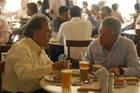 El gobernador de Veracruz, Miguel Ángel Yunes Linares, desayunó con el director general del INFONAVIT, David Penchyna. Posteriormente sostendrán una gira de trabajo por los municipios de Medellín, Boca del Río y Veracruz. 