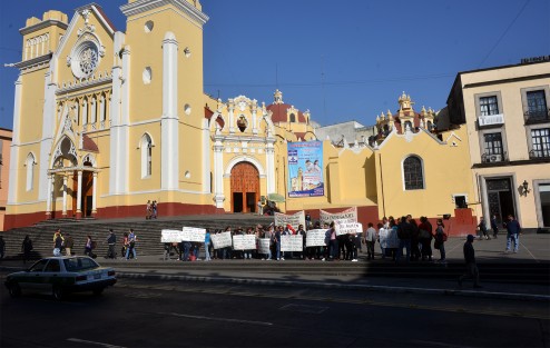 Extrabajadores del extinto SAS se manifestaron desde temprana hora en la Plaza Lerdo de esta capital, piden  les sean respetados sus derechos ya que llevan 8 meses sin poder llevar el sustento a sus familias.