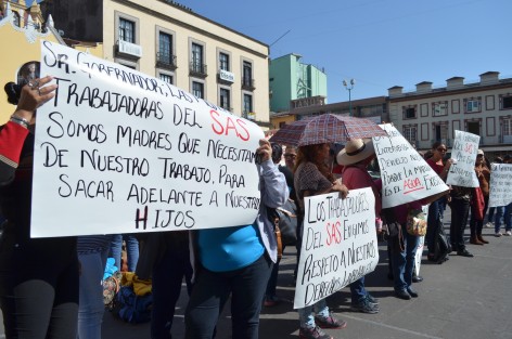 Extrabajadores del extinto SAS se manifestaron desde temprana hora en la Plaza Lerdo de esta capital, piden  les sean respetados sus derechos ya que llevan 8 meses sin poder llevar el sustento a sus familias.
