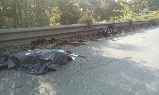 Tres bolsas con restos humanos fueron encontradas este martes a un costado de la carretera Federal 145 a la altura de Puente Papaloapan o Puente Seco, en Cosamaloapan,  a un costado de los cuerpos dejaron un narco mensaje. 
