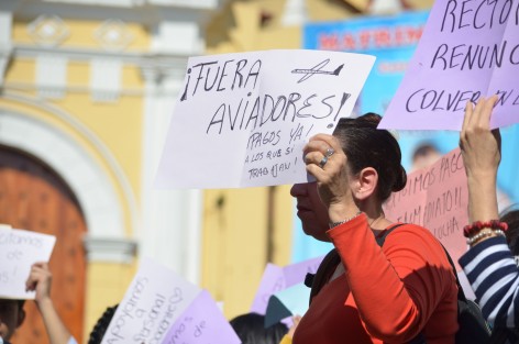 Maestros y personal del COLVER trasladaron su protesta que desde hace días realizan hacia la Plaza Lerdo, donde por algunos momentos gritaron a supuestos aviadores que dejen las plazas para los verdaderos maestros, inventigadores o personal que labora de forma cotidiana  en este Colegio. 