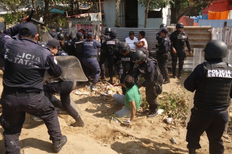 Policía antimotines y efectivos de la SSP realizaron un desalojo en la colonia Ana Carreto en el municipio de Veraruz,  que por un momento provocó un enfrentamiento con los vecinos del lugar.
