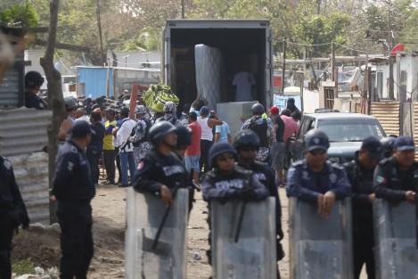 Policía antimotines y efectivos de la SSP realizaron un desalojo en la colonia Ana Carreto en el municipio de Veraruz,  que por un momento provocó un enfrentamiento con los vecinos del lugar.
