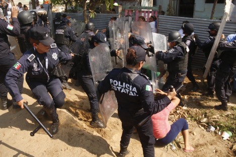 Policía antimotines y efectivos de la SSP realizaron un desalojo en la colonia Ana Carreto en el municipio de Veraruz,  que por un momento provocó un enfrentamiento con los vecinos del lugar. 