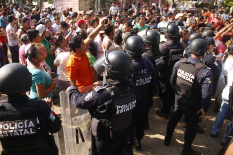 Policía antimotines y efectivos de la SSP realizaron un desalojo en la colonia Ana Carreto en el municipio de Veraruz,  que por un momento provocó un enfrentamiento con los vecinos del lugar. 
