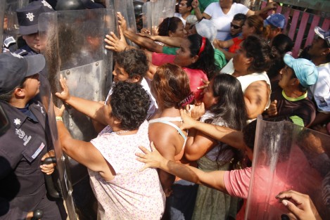 Policía antimotines y efectivos de la SSP realizaron un desalojo en la colonia Ana Carreto en el municipio de Veraruz,  que por un momento provocó un enfrentamiento con los vecinos del lugar. 