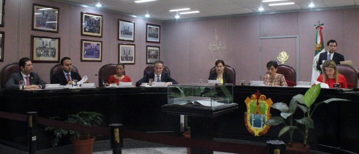 La Diputación Permanente, del primer receso, de la LXIV Legislatura, convocó a la primera sesión extraordinaria para el 28 de febrero a las 11:00 horas en la que habrán de debatir, y en su caso aprobar, el Dictamen con proyecto de decreto por el que se autoriza al Estado de Veracruz de Ignacio de la Llave, para llevar a cabo la celebración de una o varias operaciones, refinanciar y/o reestructurar la deuda pública directa vigente del Estado.