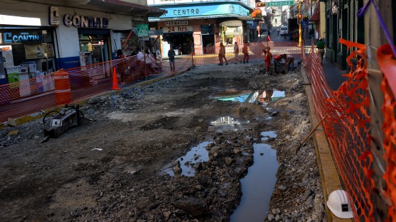 Continúan los trabajos de remodelación de la calle Primo Verdad; por el momento se trabaja en la reconstrucción de drenajes los cuales lucen muy deteriorados por el paso del tiempo. No falta quienes se quejan por los malos olores, sin embargo debido a los trabajos, éstos son inevitables.  