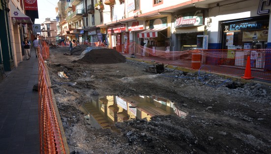 Continúan los trabajos de remodelación de la calle Primo Verdad; por el momento se trabaja en la reconstrucción de drenajes los cuales lucen muy deteriorados por el paso del tiempo. No falta quienes se quejan por los malos olores, sin embargo debido a los trabajos, éstos son inevitables. 
