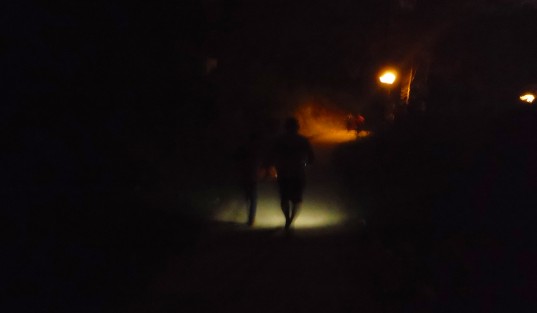 En la zona del Santuario de las Garzas de Xalapa, ante la falta de luminarias en gran parte del andador, los alumnos de la Secundaria Técnica 105  tienen que iluminar ellos mismos con lámparas o celulares su camino. 