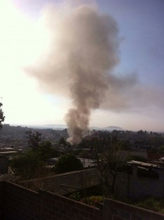 Al menos dos personas muertas y tres lesionados dejó la fuerte explosión registrada alrededor de las 08:30 horas de este miércoles, dentro de una vivienda de la colonia Chapultepec en Ixtacuixtla, Tlaxcala, donde se almacenaba pirotecnia.  

