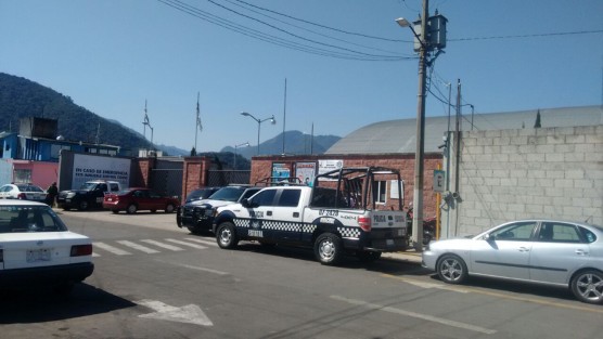 Desde muy temprana hora, elementos de policía estatal, Fuerza Civil, Sedena y Semar, rodearon la inspección de policía de Ixtaczoquitlán, ubicada en la calle norte 15 del barrio San José, ingresando al interior de estas instalaciones, donde ya esperaban policías municipales, los cuales entregaron sus armas de cargo. 