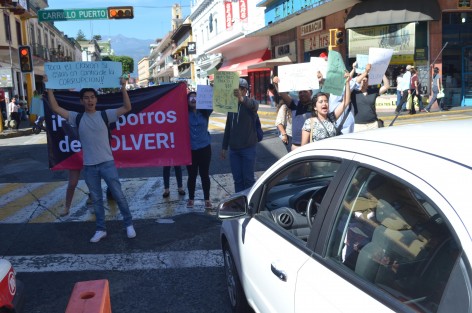 Alumnos del Colegio Veracruz bloquearon de manera intermitente la vialidad de la calle Xalapeños Ilustres para externar su inconformidad y solidaridad con sus maestros ante la falta de pagos desde hace dos meses, así como la supuesta tolerancia de aviadores por parte del Director, por lo que también piden renuncie a su cargo. 