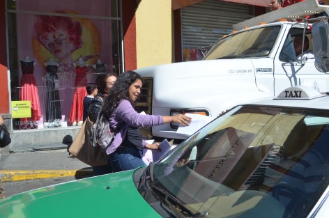 Alumnos del Colegio Veracruz bloquearon de manera intermitente la vialidad de la calle Xalapeños Ilustres para externar su inconformidad y solidaridad con sus maestros ante la falta de pagos desde hace dos meses, así como la supuesta tolerancia de aviadores por parte del Director, por lo que también piden renuncie a su cargo. 
