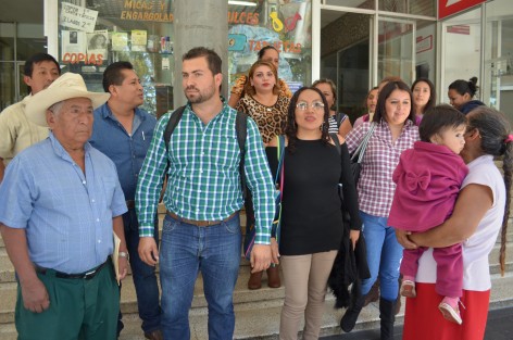 Maestros y padres de familia de escuelas en la sierra de Tezonapan arribaron este mediodía a la capital para sostener una reunión con autoridades de gobierno debido a las malas condiciones en las que se encuentran sus escuelas.