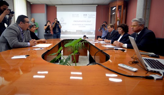 El gris (por la cabellera) secretario de Turismo, Leopoldo Domínguez, compareció ante diputados para que le autoricen el presupuesto 2017 para el pago de nómina de esta dependencia, ya que para promoción de Veracruz dice que nomás no alcanza. 