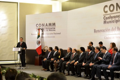 El alcalde de Xalapa, Américo Zúñiga, acudió a la ceremonia de renovación del Buró Ejecutivo de la Conferencia Nacional de Municipios de México (CONAMM), que presidió el Secretario de Gobernación, Miguel Ángel Osorio Chong, donde refirió que es necesario robustecer a los 2 mil 446 municipios mexicanos y las 16 delegaciones de la Ciudad de México.