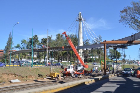 Cual equilibristas desafiando las alturas, trabajadores del puente ciclo peatonal de la USBI realizan trabajos como la colocación de los tensores que darán soporte al puente, así como la soldadura de la estructura que será utilizada diariamente por cientos de jóvenes y ciudadanos.