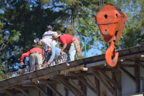 Cual equilibristas desafiando las alturas, trabajadores del puente ciclo peatonal de la USBI realizan trabajos como la colocación de los tensores que darán soporte al puente, así como la soldadura de la estructura que será utilizada diariamente por cientos de jóvenes y ciudadanos. 
