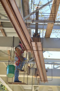 Cual equilibristas desafiando las alturas, trabajadores del puente ciclo peatonal de la USBI realizan trabajos como la colocación de los tensores que darán soporte al puente, así como la soldadura de la estructura que será utilizada diariamente por cientos de jóvenes y ciudadanos. 