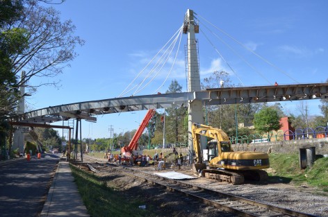 Cual equilibristas desafiando las alturas, trabajadores del puente ciclo peatonal de la USBI realizan trabajos como la colocación de los tensores que darán soporte al puente, así como la soldadura de la estructura que será utilizada diariamente por cientos de jóvenes y ciudadanos.
