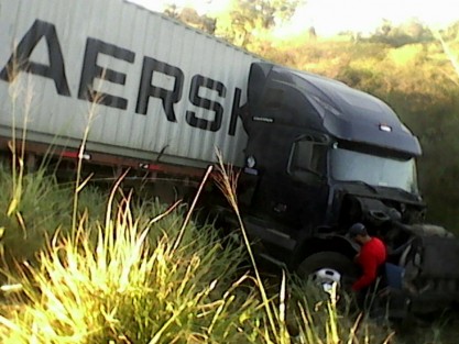 Un tráiler que circulaba por la carretera Xalapa-Veracruz, con destino al puerto, salió de la carretera la madrugada de este jueves, metros antes de llegar al aeropuerto de El Lencero, al tratar de evitar una res que se encontraba en la carretera.
 