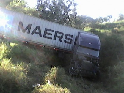 Un tráiler que circulaba por la carretera Xalapa-Veracruz, con destino al puerto, salió de la carretera la madrugada de este jueves, metros antes de llegar al aeropuerto de El Lencero, al tratar de evitar una res que se encontraba en la carretera.
