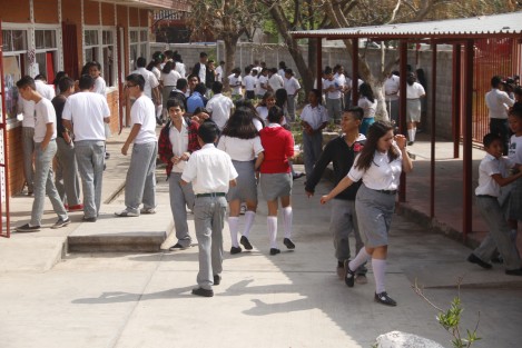 En la ciudad de Veracruz un sujeto se brincó la barda de la escuela telesecundaria <em>Manuel Fuentes</em>, en El Coyol causando temor entre los estudiantes.  