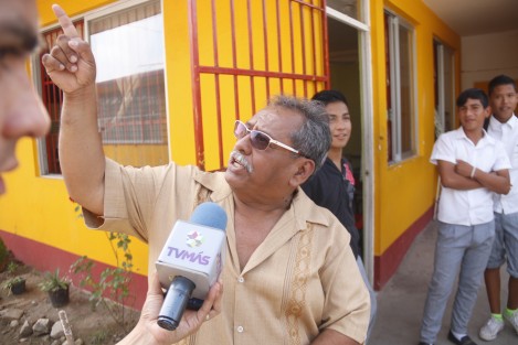 El director del plantel educativo, Nicolás Ortiz, refirió que el sujeto era perseguido por otras personas quienes le dieron alcance en la escuela. Posteriormente el individuo fue entregado a la policía naval.
