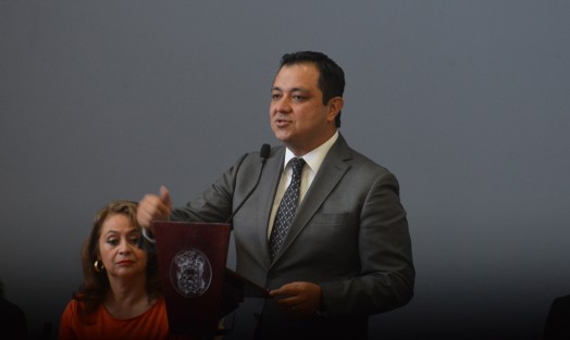<em>Si queremos realmente transformar nuestra realidad y combatir la desigualdad se debe fortalecer a los Ayuntamientos del país</em>,  aseguró el alcalde Américo Zúñiga Martínez al tomar protesta al Consejo Ciudadano para la Conmemoración de los 100 años de la promulgación de la Constitución y del Artículo 115 que sostiene al municipio libre.
