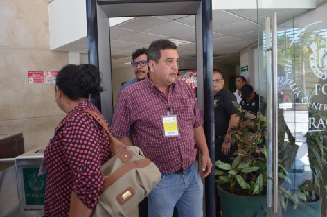 Celestino Espinoza Rivera, abogado del señor José Benítez, padre de uno de los jóvenes desaparecidos en Tierra Blanca hace más de un año, acudieron a la Fiscalía para ampliar su denuncia en contra de los policías implicados en el caso.
