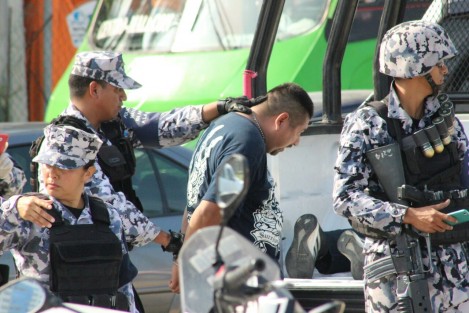 Elementos de la Policía Naval y motorizados de la SSP lograron la detención de dos individuos que huían en un vehículo luego de intentar asaltar con violencia el Bancomer localizado en la cabecera municipal de Boca del Río. 