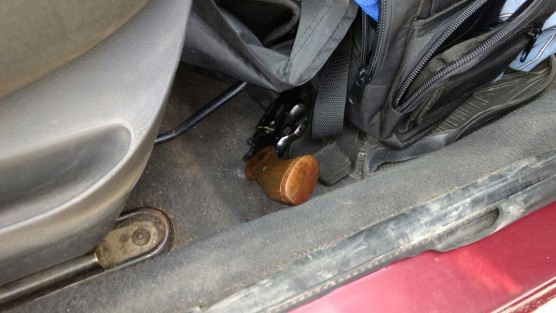 Durante la revisión del vehículo, los uniformados encontraron una pistola tipo revólver y una escuadra, así como mochilas y la ropa con la que entraron al banco. 