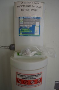 En el patio del Palacio Municipal se encuentra instalado un pequeño contenedor para depósito de envases o medicamentos caducos, esto con apoyo del Sistema Nacional de gestión de residuos de envases de medicamentos, los cuales están considerados como peligrosos. Haga uso de él.