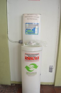 En el patio del Palacio Municipal se encuentra instalado un pequeño contenedor para depósito de envases o medicamentos caducos, esto con apoyo del Sistema Nacional de gestión de residuos de envases de medicamentos, los cuales están considerados como peligrosos. Haga uso de él. 