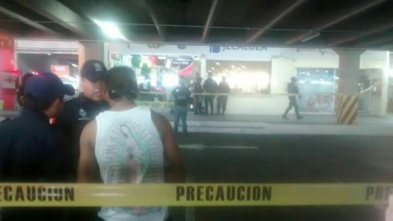 El esposo de la alcaldesa de Tezonapa, Adanery Medina Guerrero, y líder de la CNPR, Norerto Echavarría, fue asesinado a balazos la tarde de este jueves dentro de la Plaza Crystal en Córdoba.