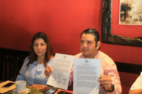 Priistas papantecos manifestaron su inconformidad ante lo que consideran una imposición por parte de sus dirigencias al determinarse que será un militante del PVEM quien encabezará la candidatura a la alcaldía en esta localidad por la alianza <em>Que Resurja Veracruz</em>.  