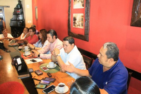 Priistas papantecos manifestaron su inconformidad ante lo que consideran una imposición por parte de sus dirigencias al determinarse que será un militante del PVEM quien encabezará la candidatura a la alcaldía en esta localidad por la alianza <em>Que Resurja Veracruz</em>.   