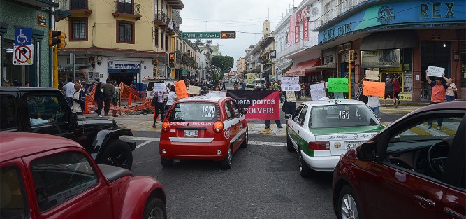 Nuevamente becarios del Colegio de Veracruz se manifestaron durante el alto del  semáforo de Xalapeños Ilustres y Carrillo Puerto, en demanda de pagos a empleados y becas a estudiantes. 