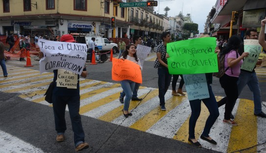 El conflicto en el COLVER lleva el mismo tiempo que la administración de Miguel Ángel Yunes, quien acusara la existencia de aviadores en el Colegio, sin embargo quienes están padeciendo el conflicto son los verdaderos trabajadores. 