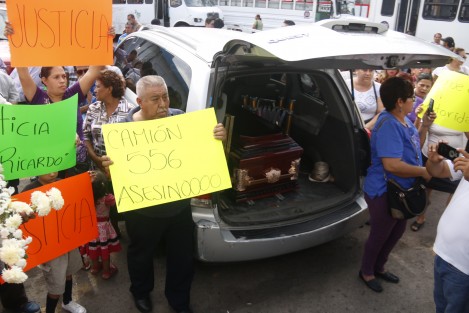 Familiares y amigos del señor Ricardo del Rosario Jiménez, quien murió atropellado por un camión de transporte público la noche del miércoles, se manifestaron en la delegación de Tránsito de Veracruz, para exigir justicia, pues el operador de la unidad fue liberado.  
