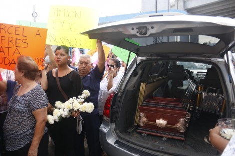 Familiares y amigos del señor Ricardo del Rosario Jiménez, quien murió atropellado por un camión de transporte público la noche del miércoles, se manifestaron en la delegación de Tránsito de Veracruz, para exigir justicia, pues el operador de la unidad fue liberado. 