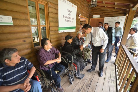 Xalapa está comprometida con el respaldo y el impulso a la independencia de las personas con discapacidad, aseguró el alcalde Américo Zúñiga al recibir del Grupo Ramh una donación de material protésico, herramientas mecánicas y equipo de rehabilitación, para el Taller de Investigación Protésica.